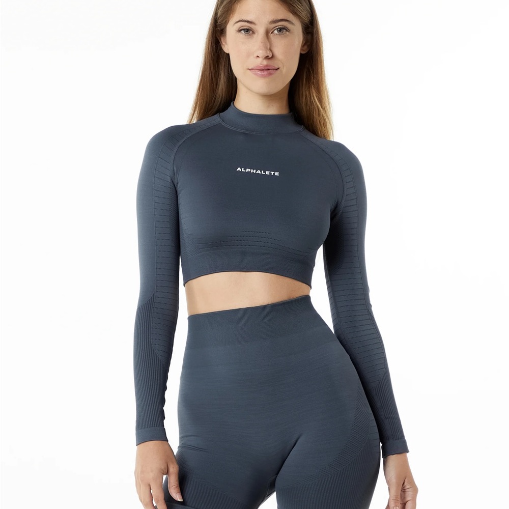 ALPHALETE OZONE HIGH NECK LONG SLEEVE CROP CARBON